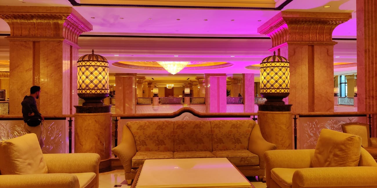 Wnętrze emirates palace w abu dhabi z luksusowym salonem i różowo-złotym oświetleniem