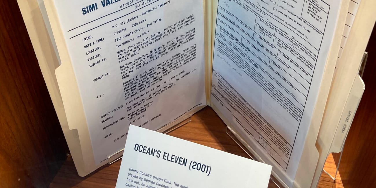 Ekspozycja „ocean’s eleven (2001)” z dokumentami policyjnymi w warner bros. Hilton hotel w abu dhabi.