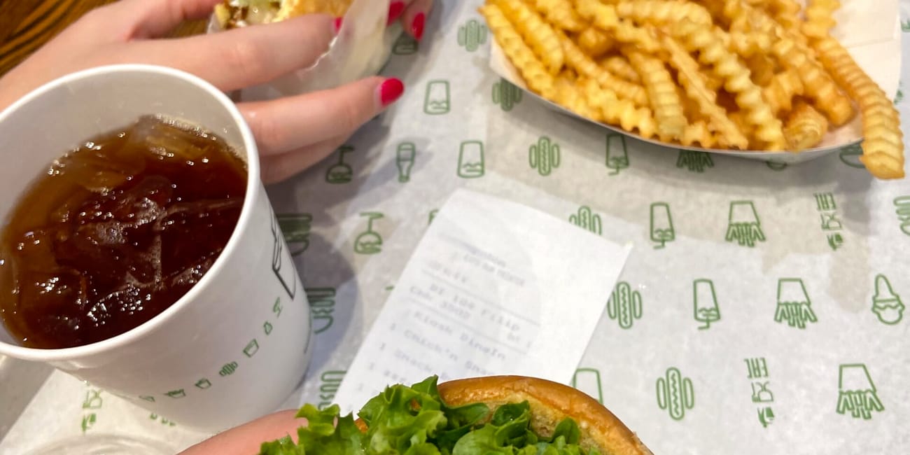 Burgery, frytki i napoje w abu dhabi foods w abu zabi