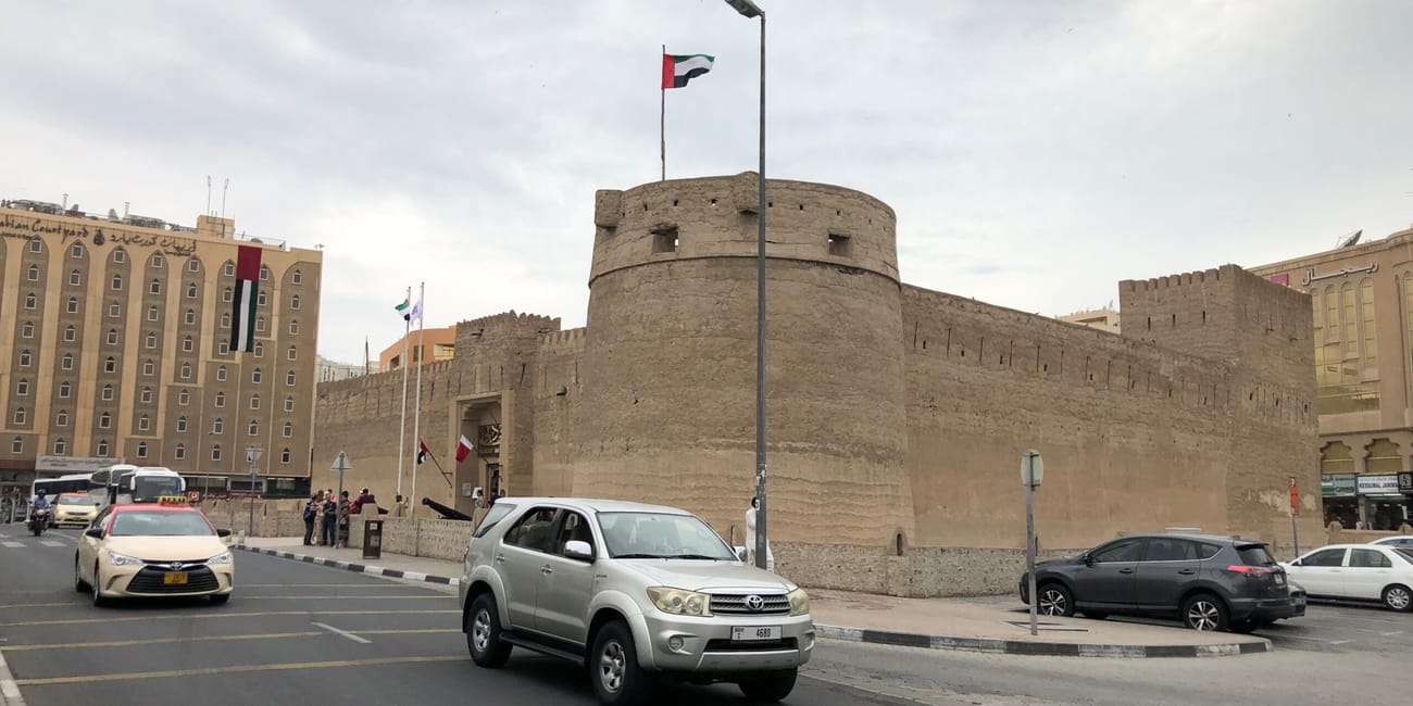 Fort w dubaju z flagą zea przy ruchliwej ulicy