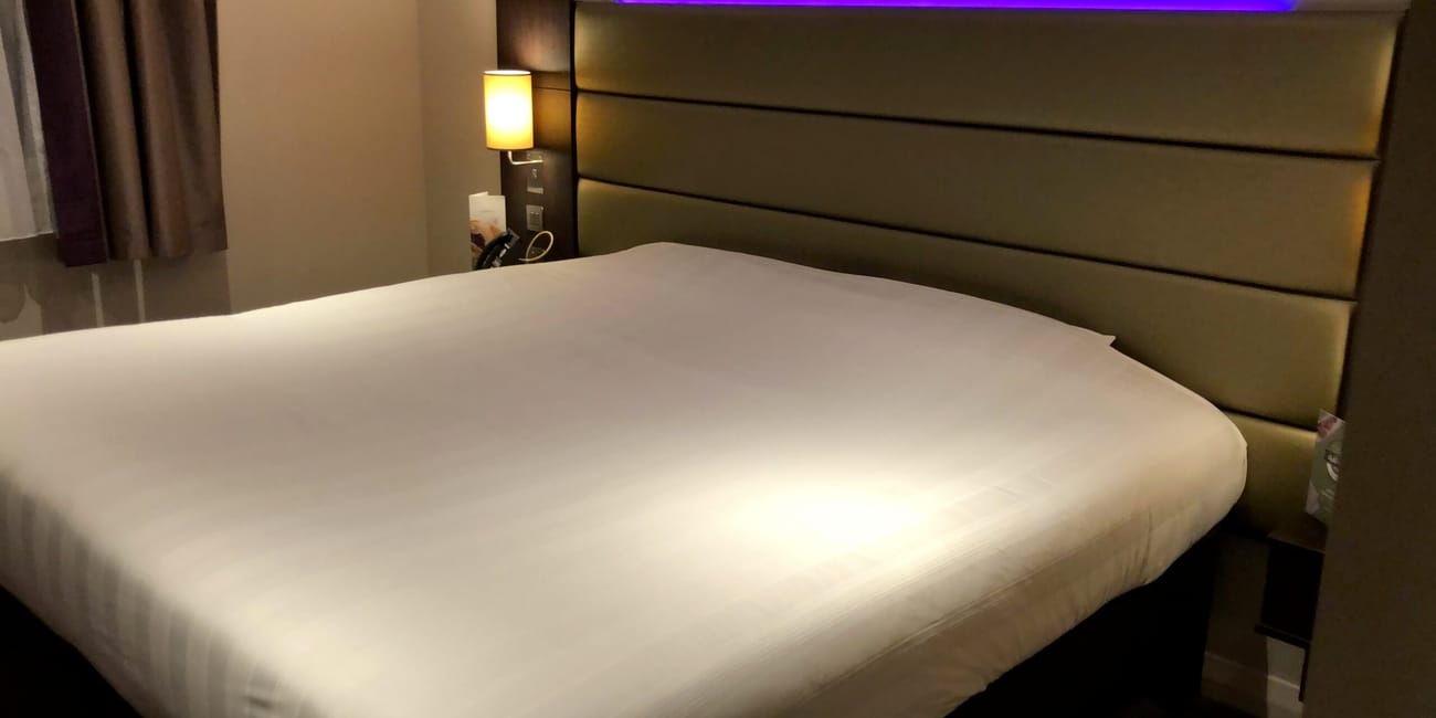 Łóżko w hotelowym pokoju w dubaju, uae, z podświetlanym zagłówkiem