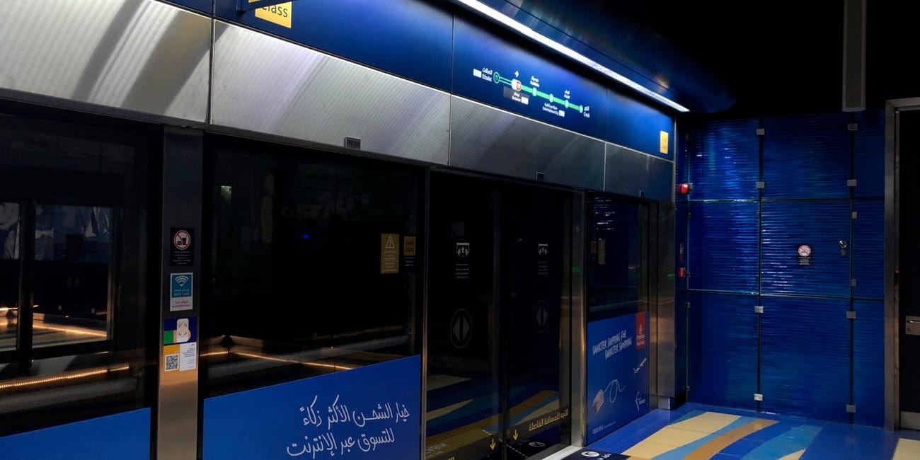 Peron gold class w dubajskim metrze z zamkniętymi drzwiami i niebiesko-złotą oznaczoną podłogą