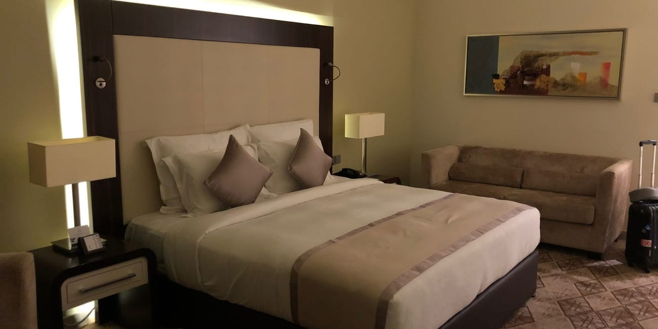 Pokój hotelowy w dubaju z dużym łóżkiem i sofą, pusty w czasie pandemii