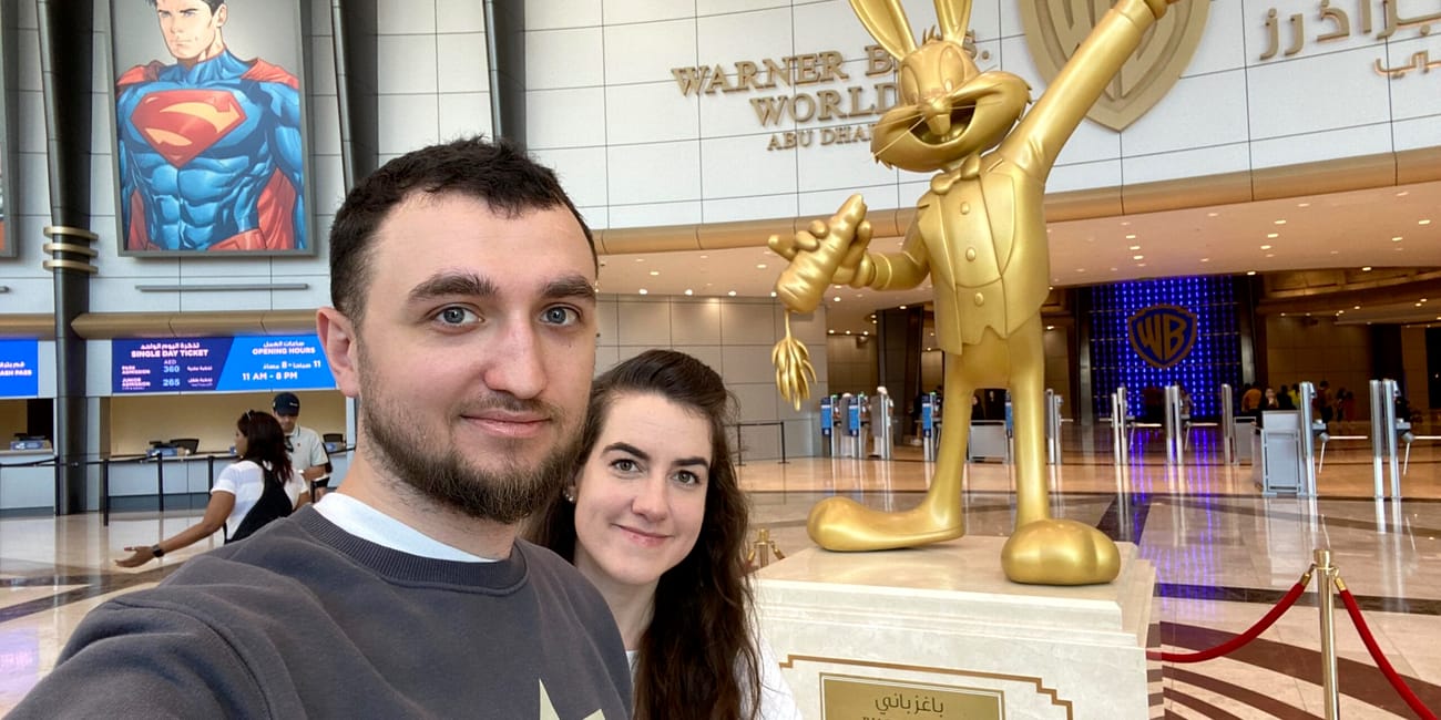 Para z bugs bunny przed wejściem do warner bros. World abu dhabi