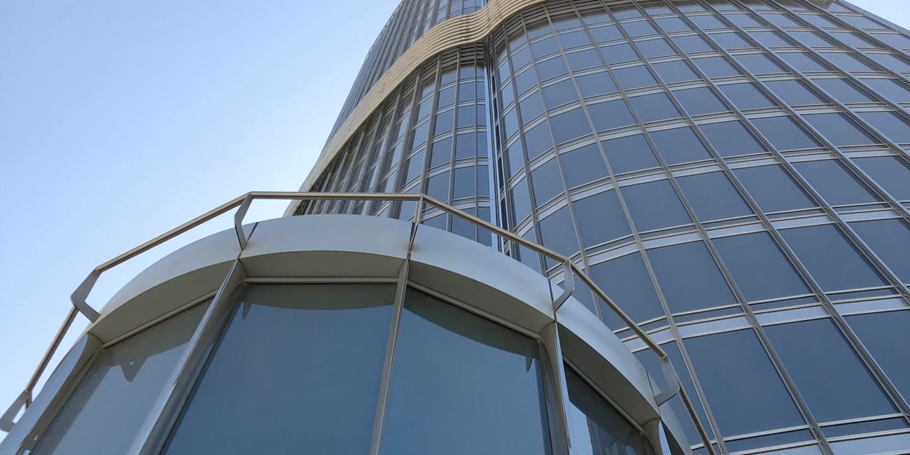 Burj khalifa w dubaju widziany od dołu na tle czystego nieba