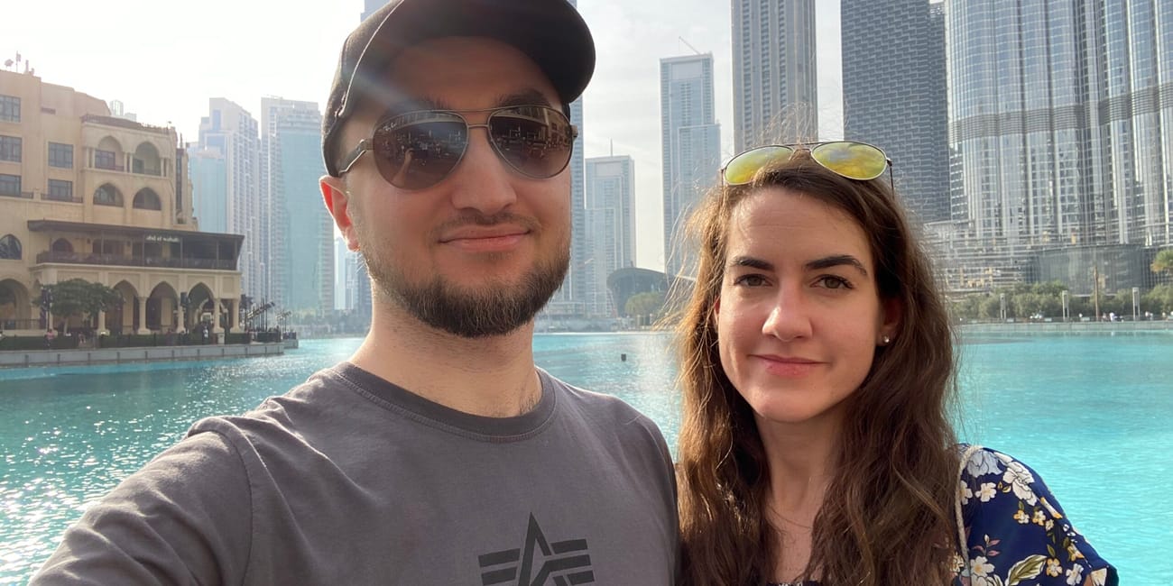 Para dwojga przy dubai fountain w dubaju, z wieżowcami w tle