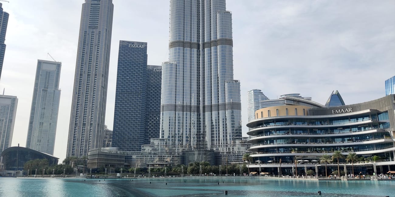 Dubai fountain w dubaju z wieżowcami burj khalifa w tle