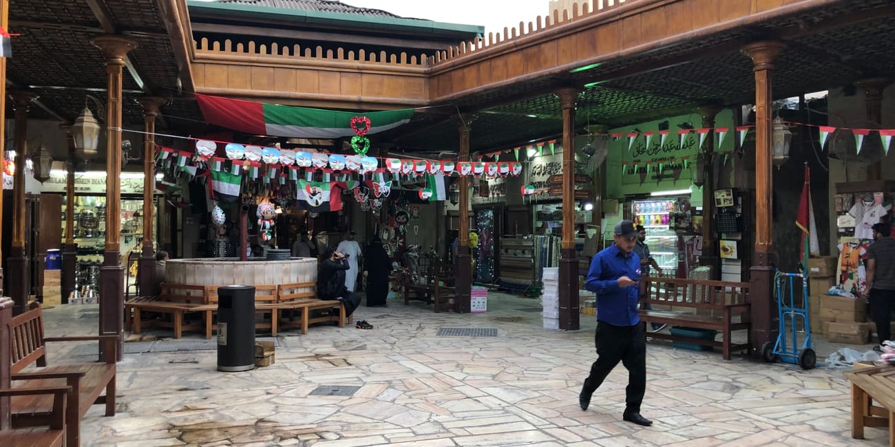 Dubai souk w dubaju z ozdobionym dziedzińcem i straganami