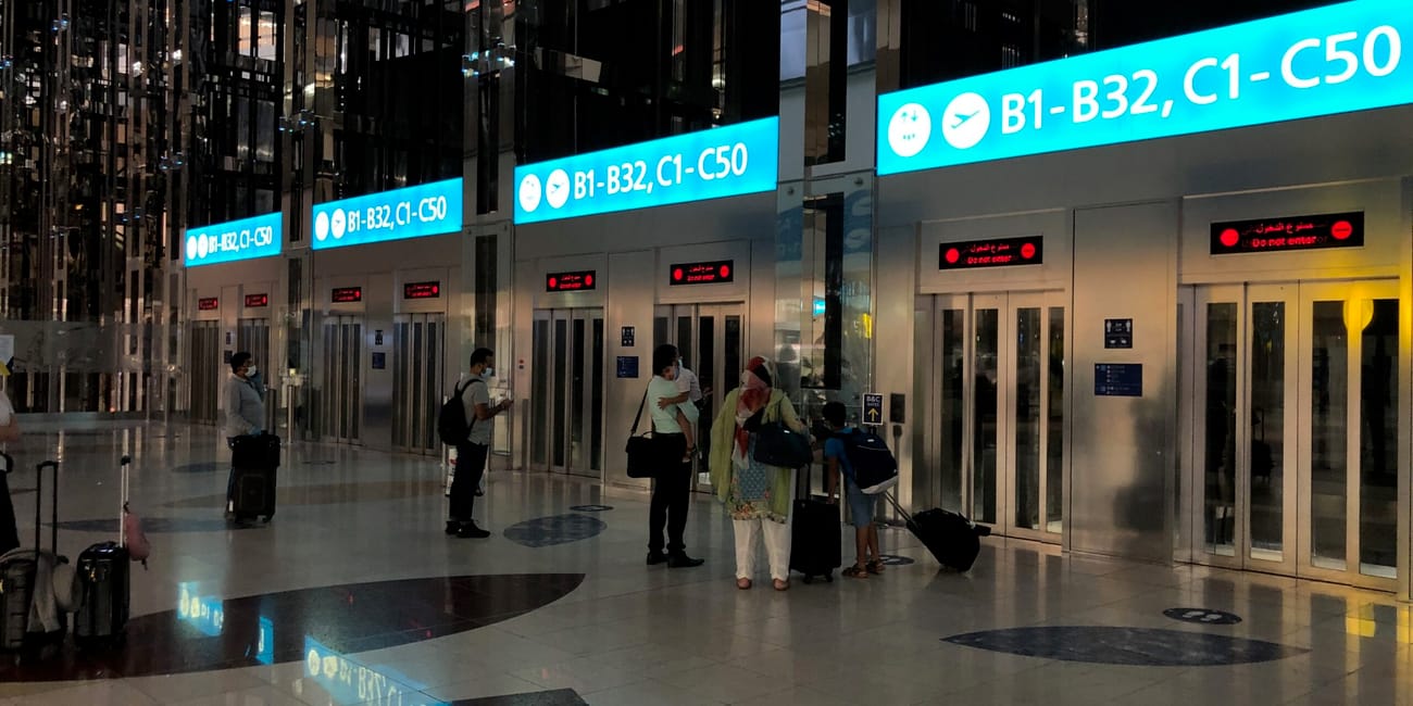 Dubai airport z pasażerami przy wejściach do bramek b1-b32 i c1-c50