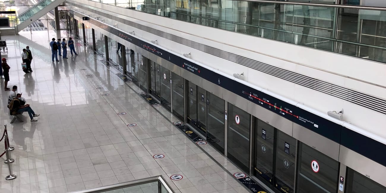 Stacja metra w dubaju z peronem i szklanymi drzwiami platformowymi