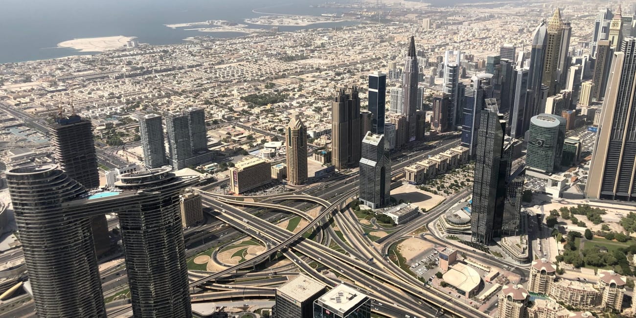Panorama dubaju z wieżowcami, autostradami i wybrzeżem zatoki perskiej