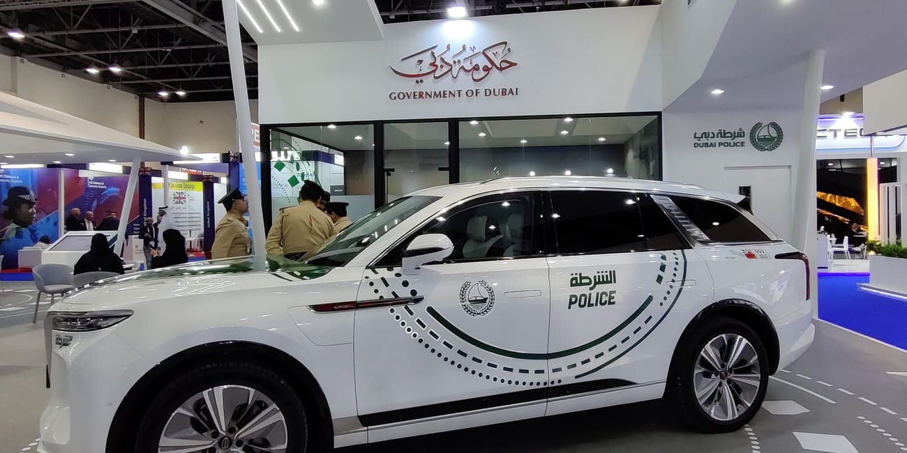 Stoisko government of dubai na dubai intersec exhibition z oznakowanym radiowozem dubai police