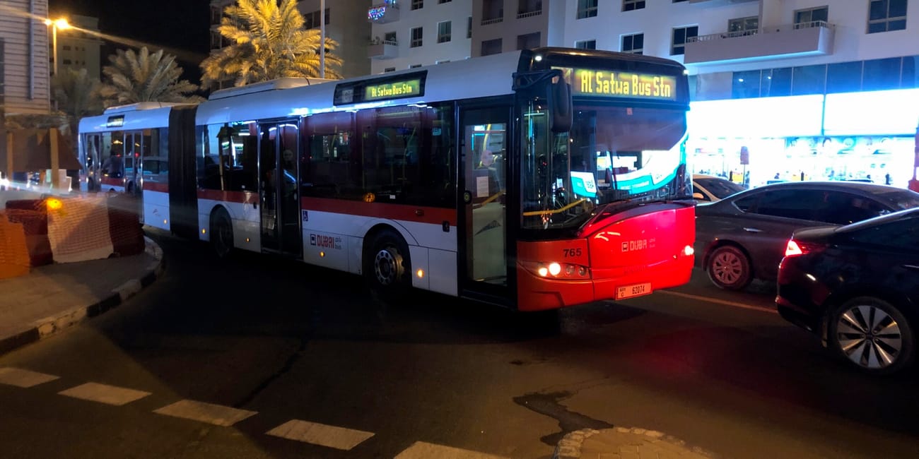Nocny autobus komunikacji publicznej w dubaju przy przystanku al satwa bus stn