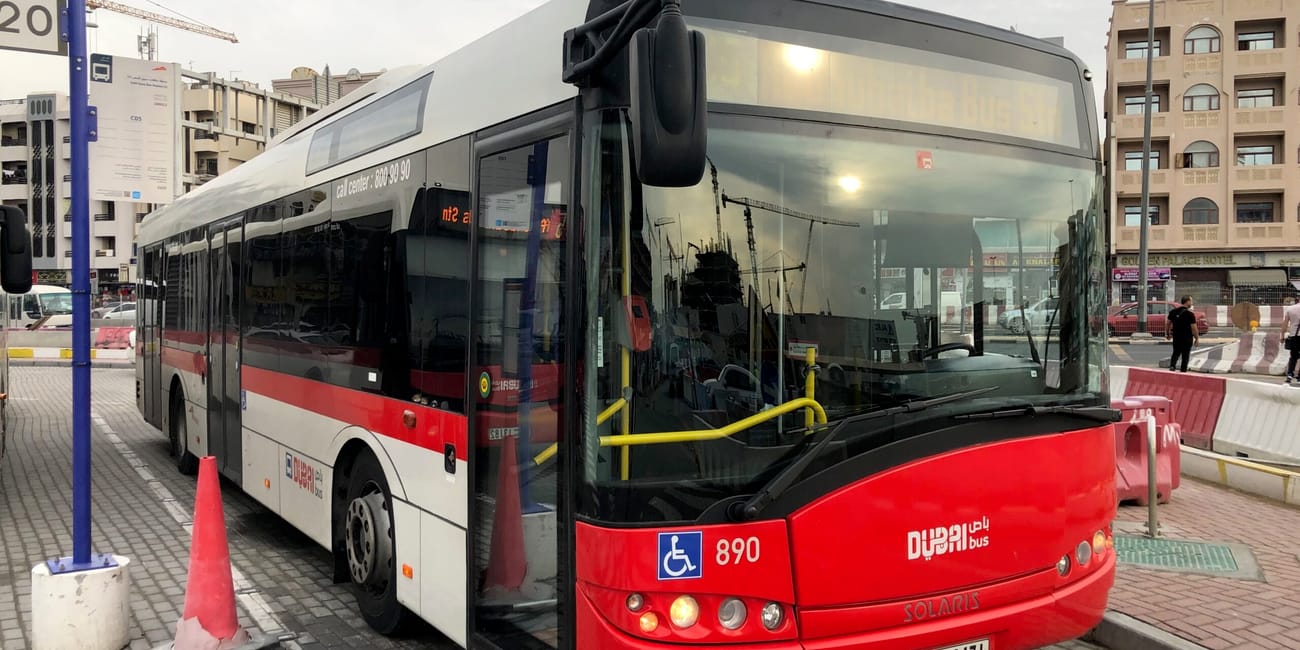 Autobus miejski dubai bus na przystanku w dubaju, uae.