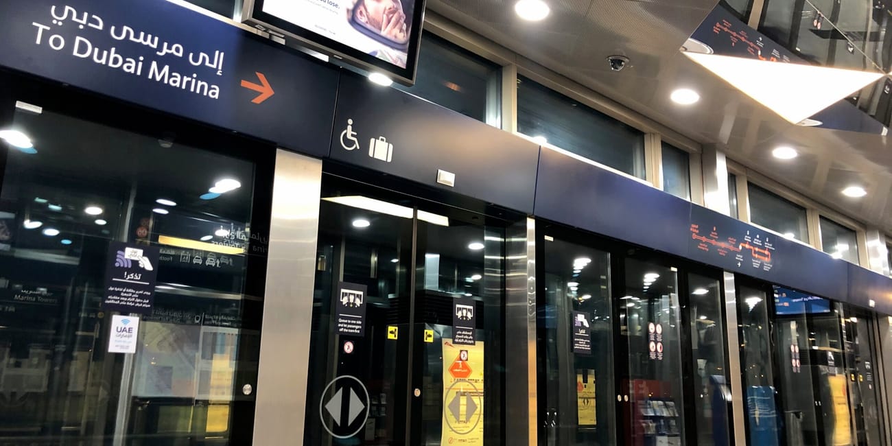Peron dubai tram z oznaczeniem kierunku do dubai marina