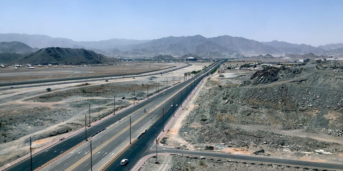 Widok z hotelu w fujairah w zea na pustynną drogę i góry w oddali