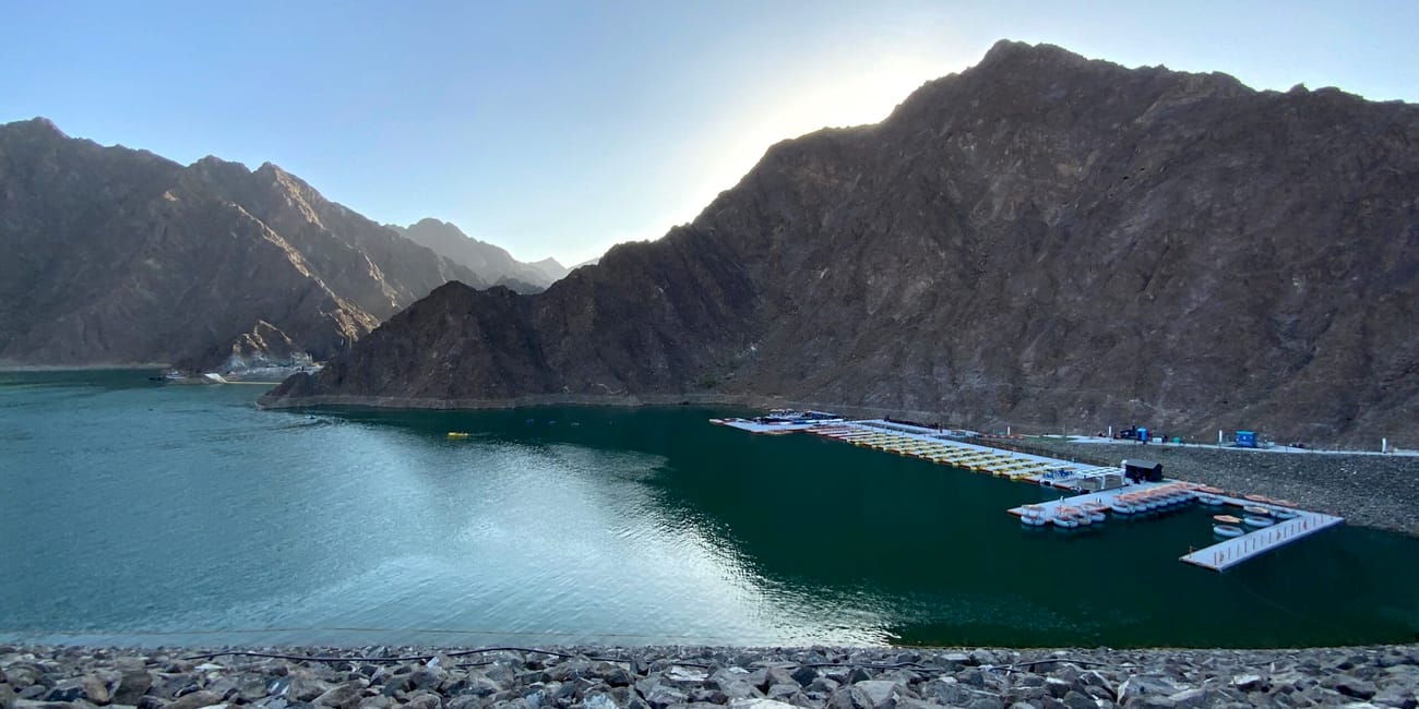 Zbiornik hatta dam otoczony górami w uae z pomostami na wodzie
