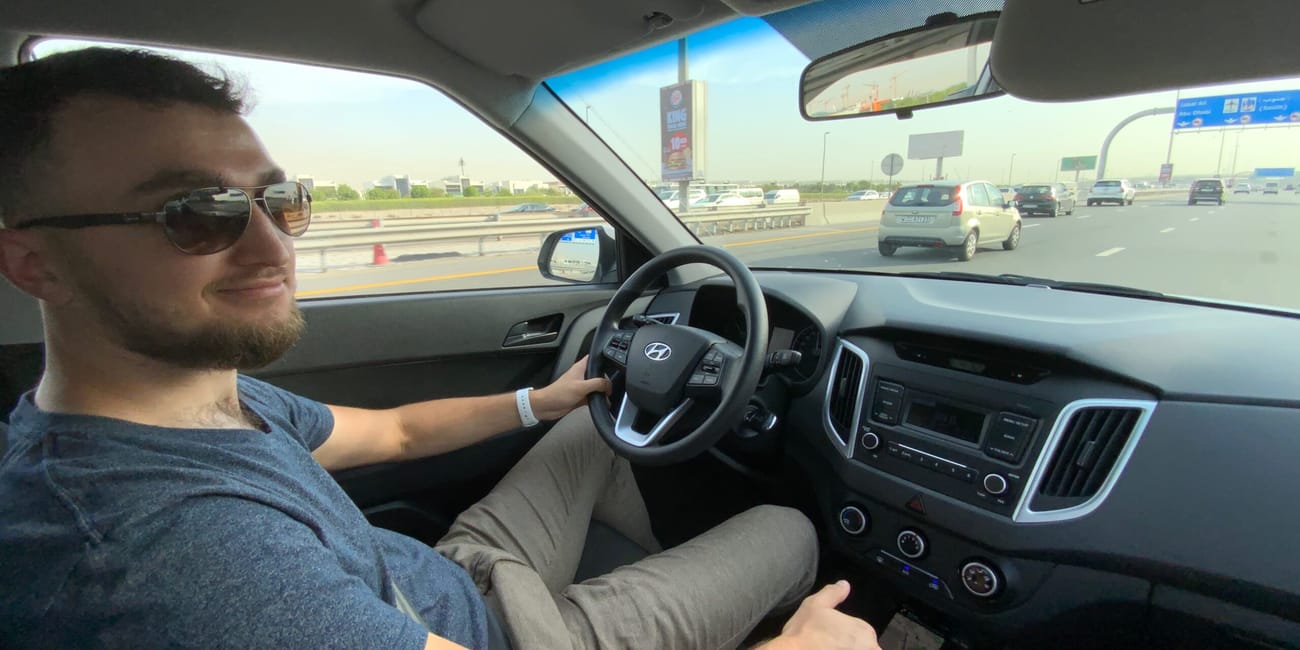 Mężczyzna prowadzi samochód na autostradzie w ras al khaimah w zea.