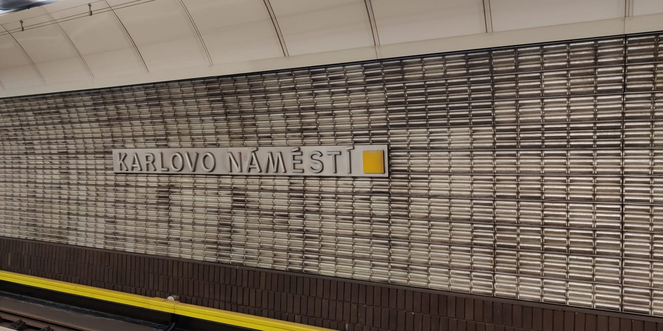 Stacja metra karlovo náměstí w pradze