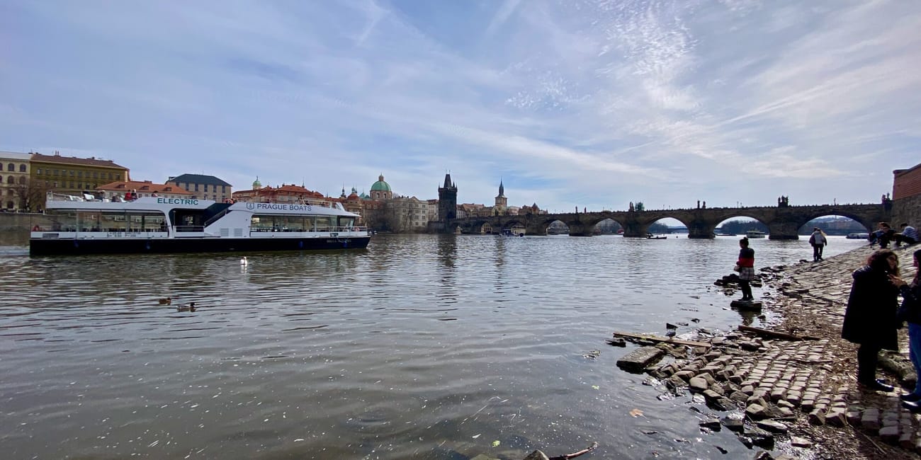 Praga: most karola nad wełtawą i statek wycieczkowy na rzece