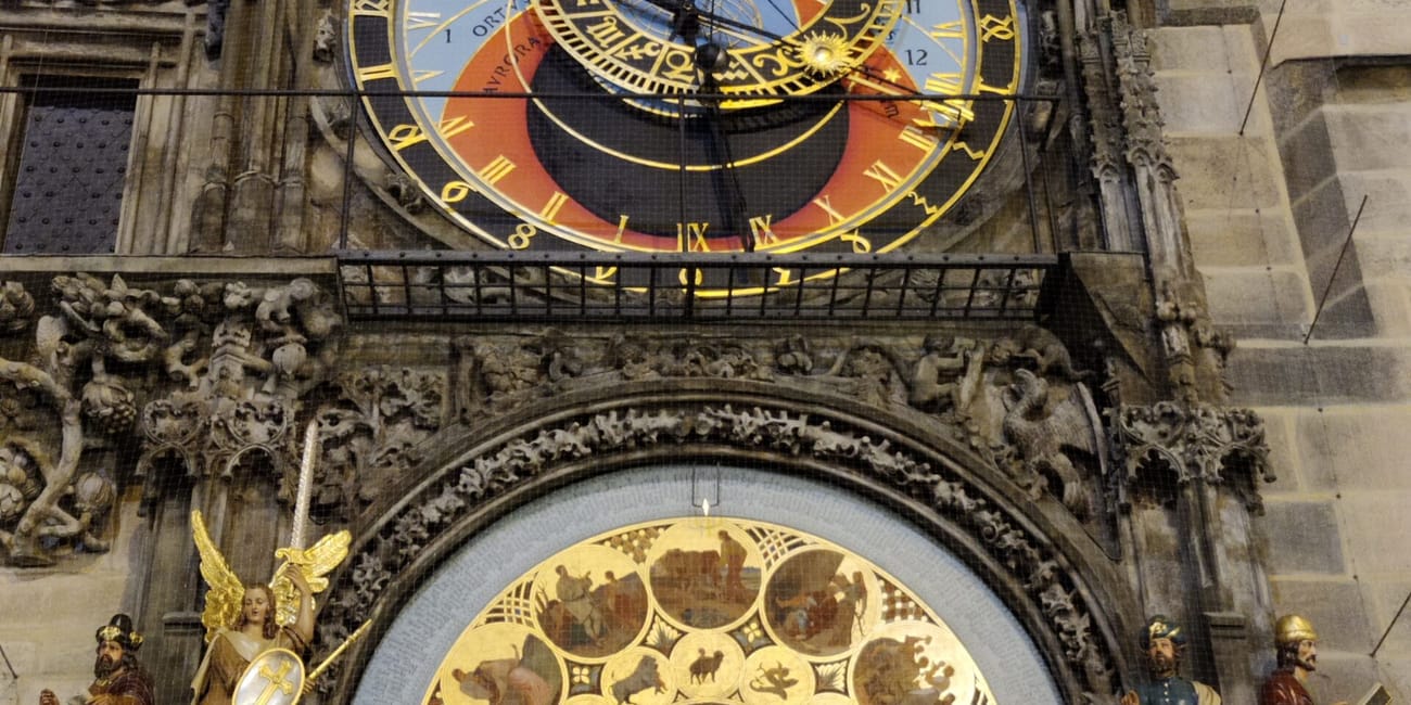 Praski zegar astronomiczny w pradze z bogato zdobioną tarczą i figurami po bokach