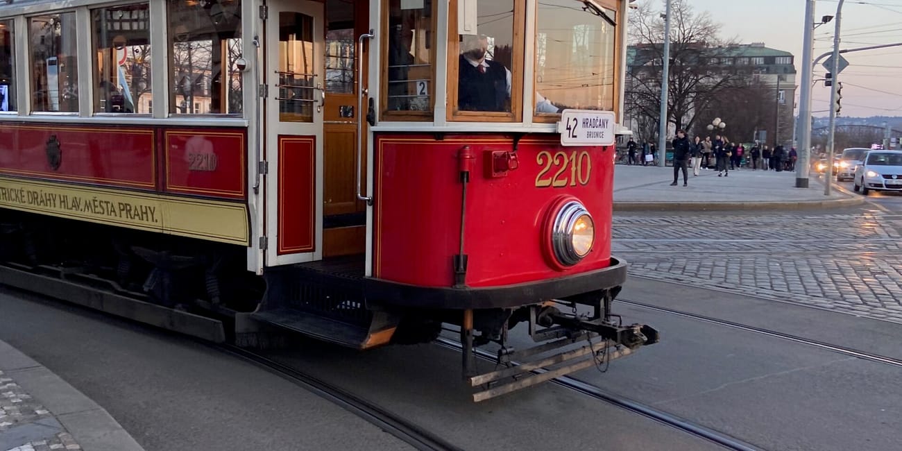 Zabytkowy czerwony tramwaj linii 42 na ulicy w pradze.