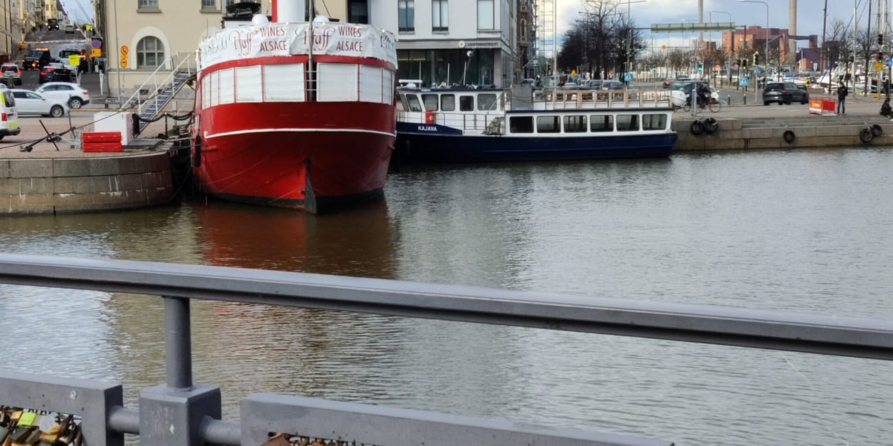 Port w helsinkach z czerwonym statkiem i kłódkami na barierce