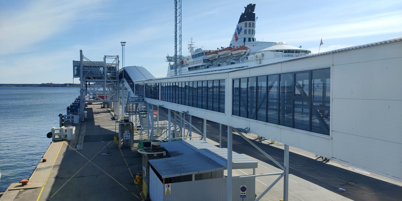 Terminal promowy w helsinkach z zacumowanym statkiem pasażerskim i pomostem nad wodą