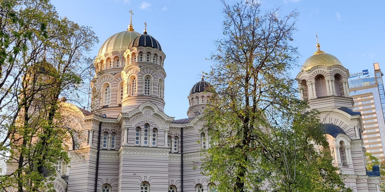Katedra prawosławna w rydze z kopułami wśród drzew```