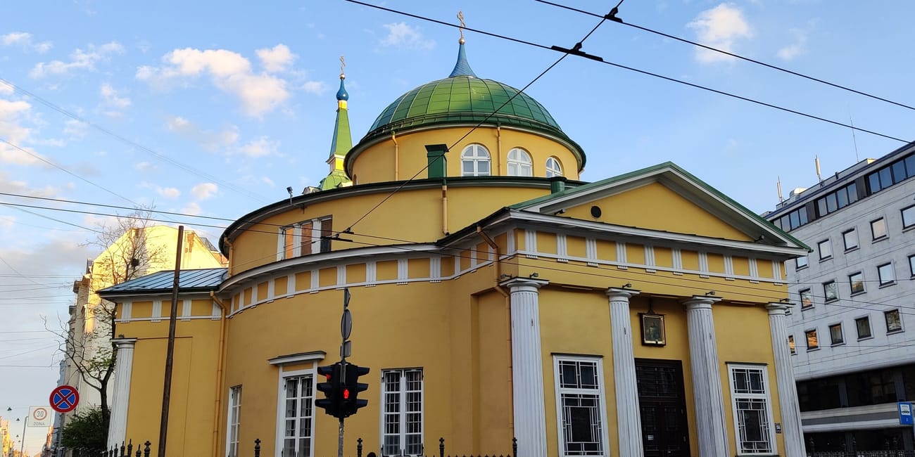 Żółty kościół z zieloną kopułą w rydze, łotwa