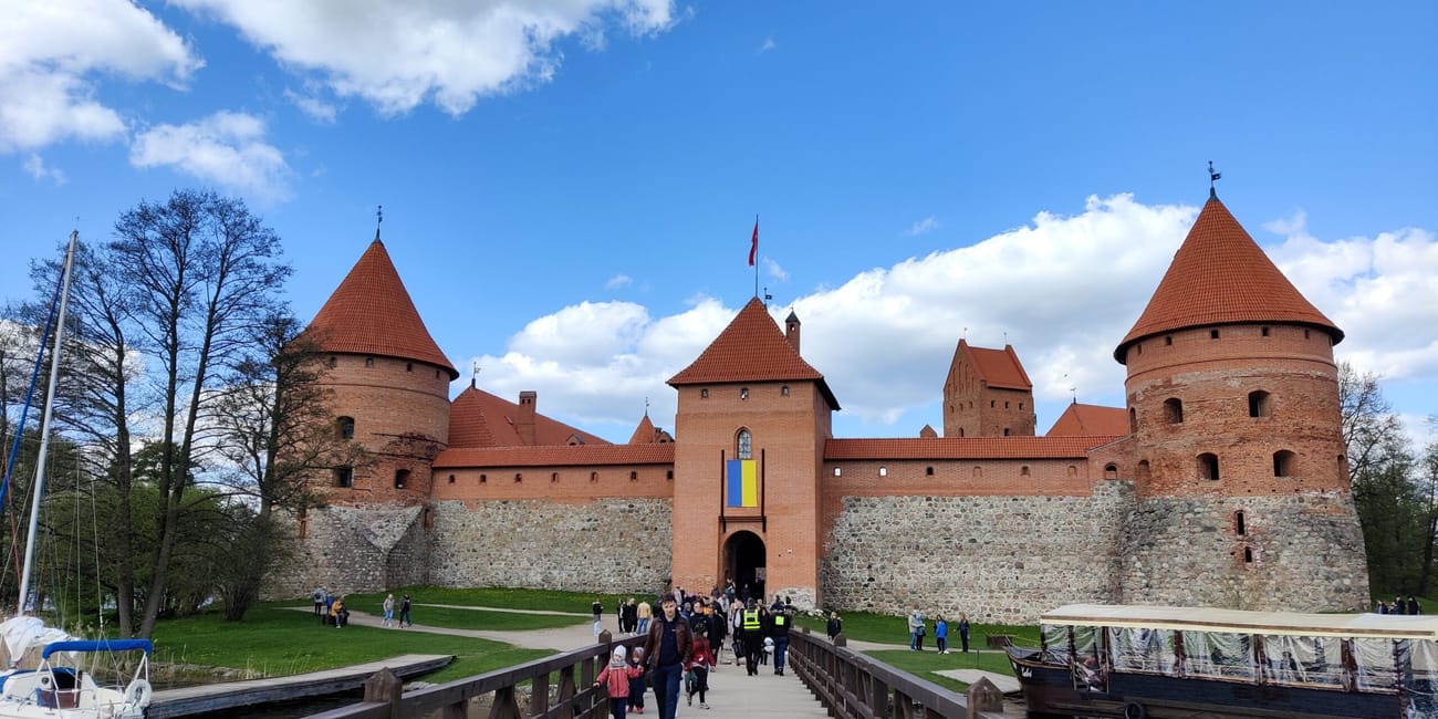 Trakai island castle na litwie z mostem prowadzącym do bramy i wieżami nad wodą