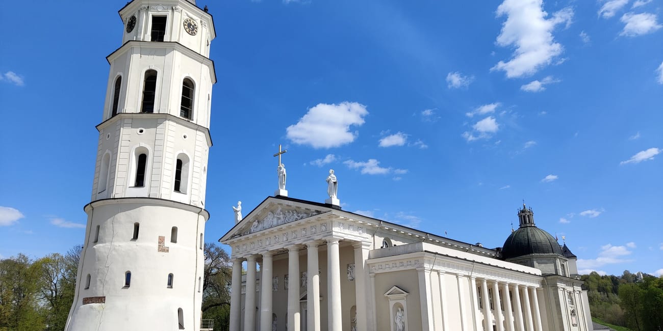 Katedra w wilnie z dzwonnicą na tle błękitnego nieba