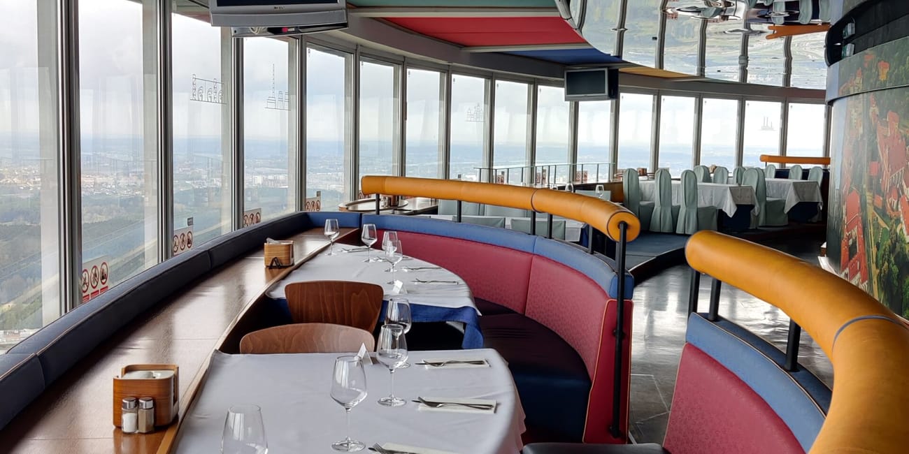 Wnętrze restauracji w wieży telewizyjnej w wilnie z panoramicznymi oknami i nakrytymi stołami