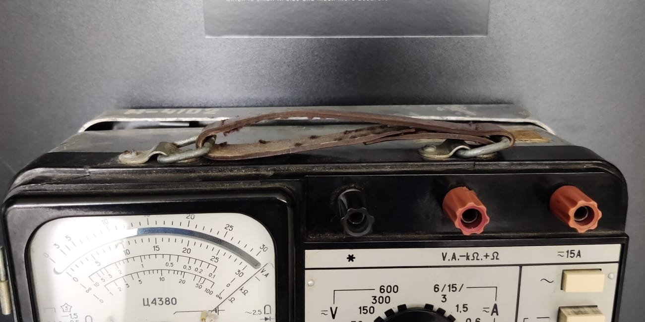 Stary przenośny tester elektryczny w muzeum w wieży telewizyjnej w wilnie