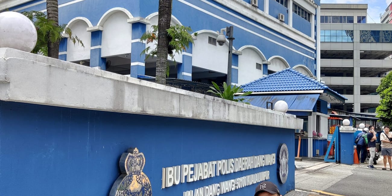 Komisariat policji przy jalan dang wangi w kuala lumpur, z wieżą i palmami na pierwszym planie