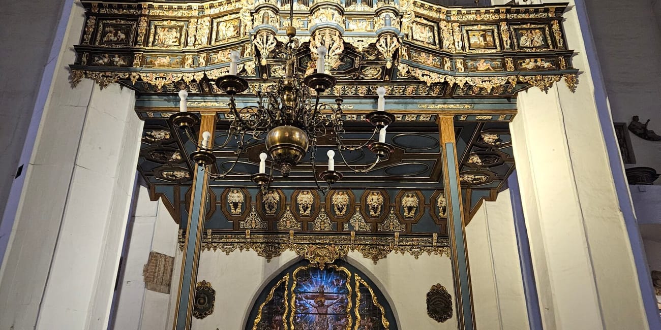 Ołtarz główny bazyliki mariackiej w gdańsku z bogatymi zdobieniami.