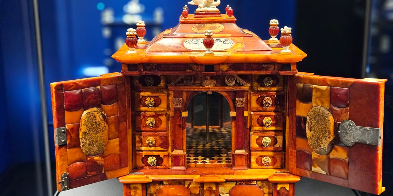 Muzeum bursztynu w gdańsku: bursztynowa szkatuła z otwartymi drzwiczkami