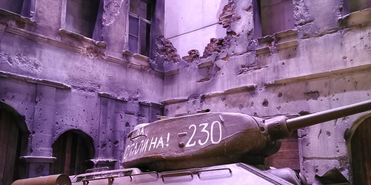 Czołg w zniszczonym wnętrzu muzeum ii wojny światowej w gdańsku