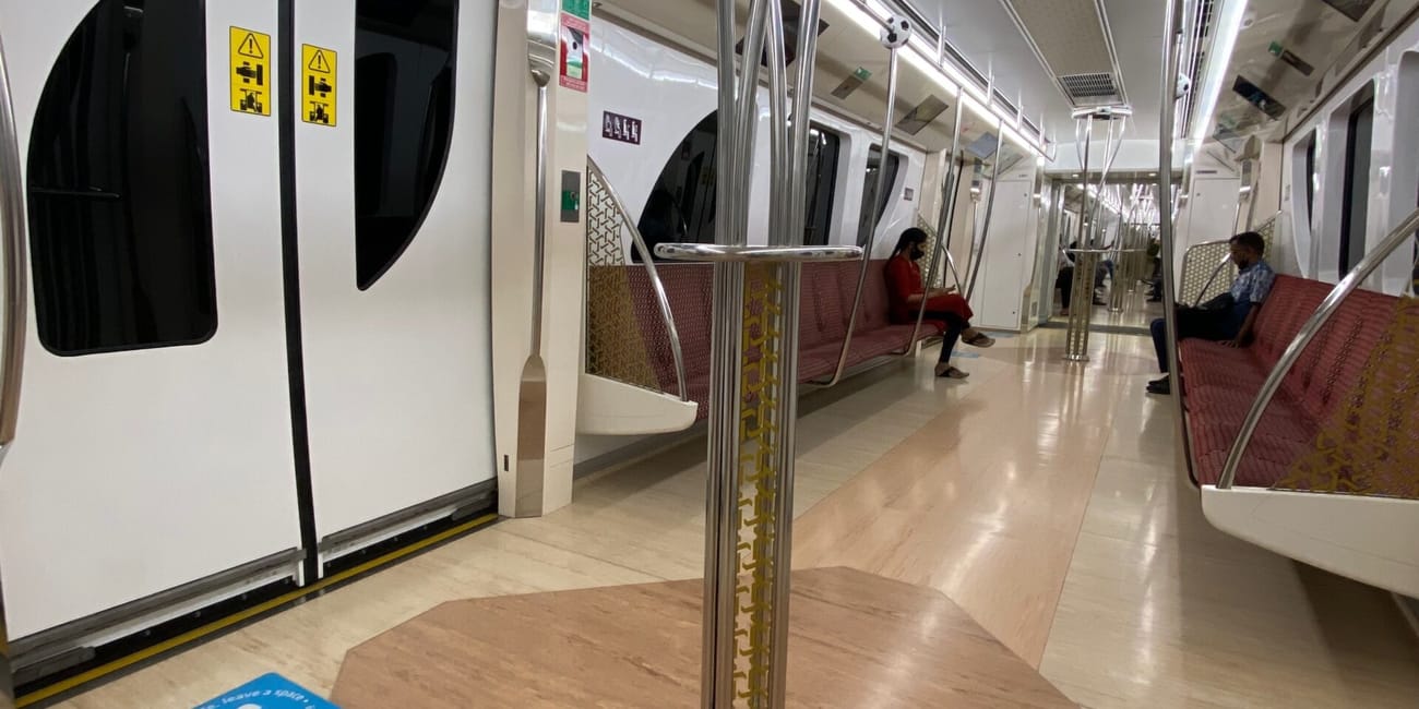 Wnętrze wagonu doha metro w katarze z kilkoma pasażerami i pustymi siedzeniami