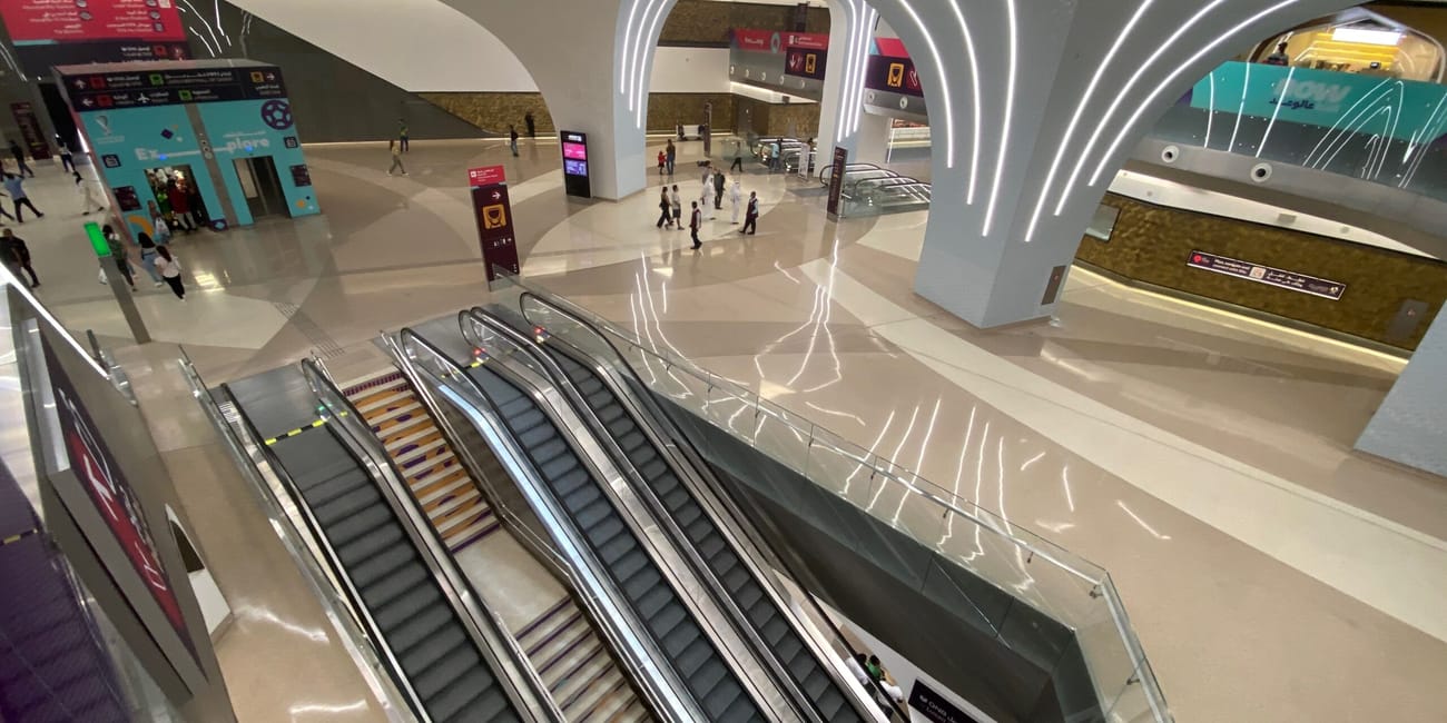 Nowoczesne wnętrze metra doha z ruchomymi schodami i podświetlanymi łukami