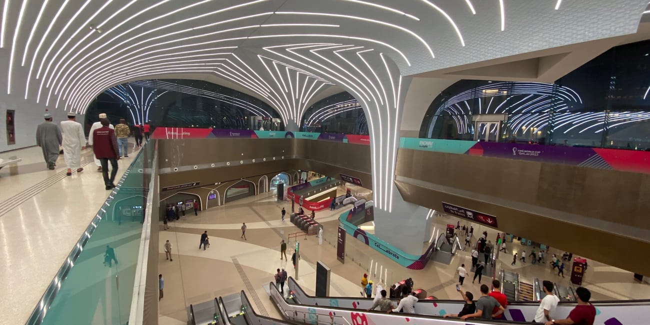Doha metro w katarze z nowoczesnym wnętrzem i ruchomymi schodami pełnymi pasażerów