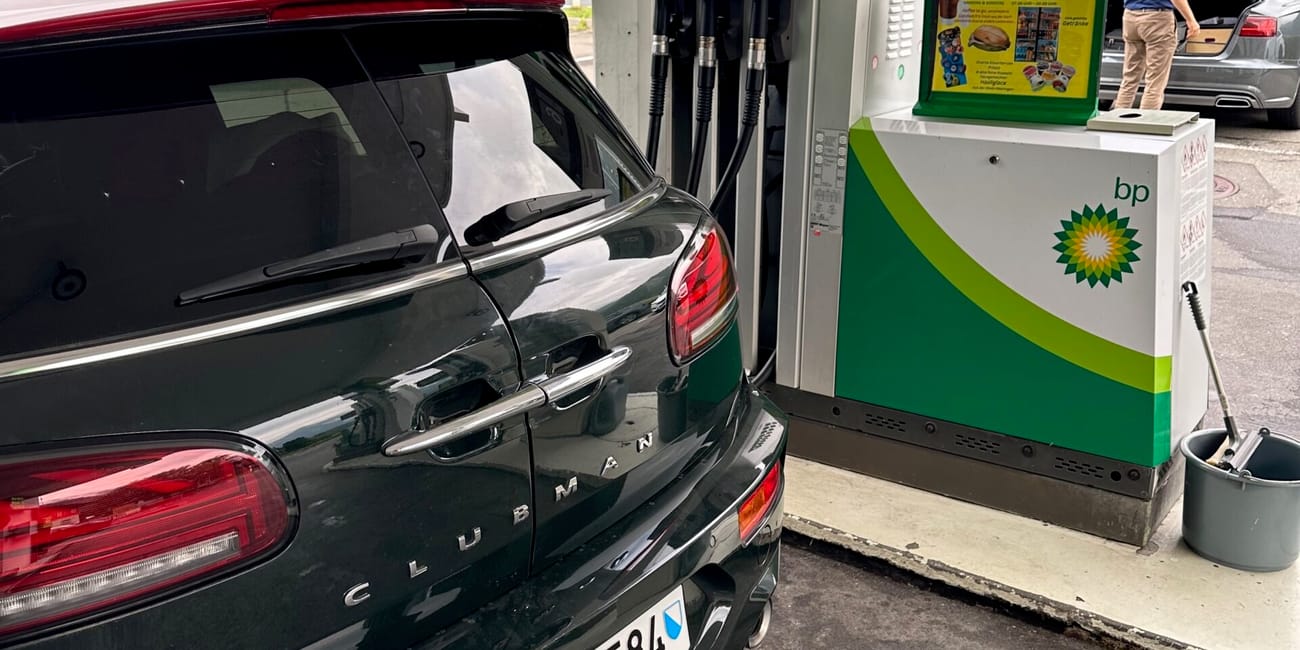 Tankowanie auta na stacji bp w interlaken, z górskim krajobrazem w tle.