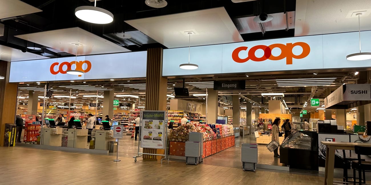 Sklep spożywczy coop w zurychu, z działem świeżej żywności i sushi.