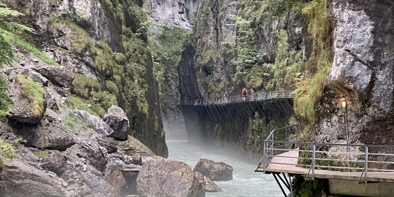 Wąwóz aaerschlucht w szwajcarii z rzeką i kładkami nad skałami