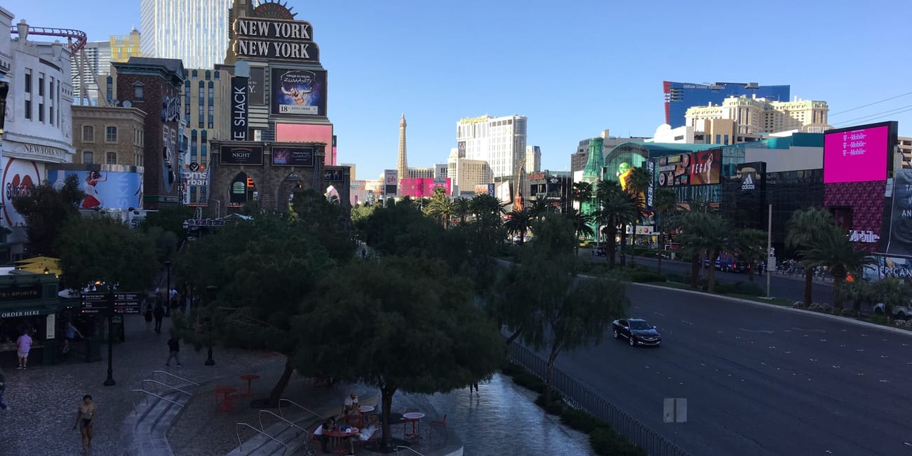 Las vegas strip z szyldem new york-new york i pustą jezdnią przy palmach