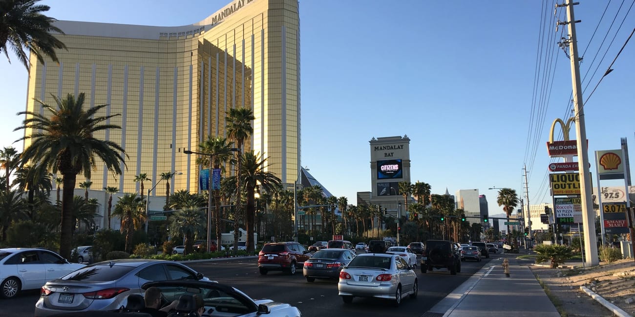 Mandalay bay w las vegas z ruchem ulicznym i palmami przy drodze
