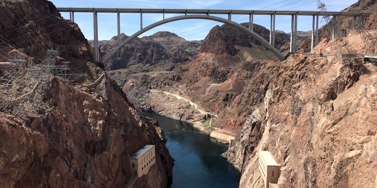 Most mike o'callaghan–pat tillman nad rzeką kolorado w las vegas, między skalistymi klifami.