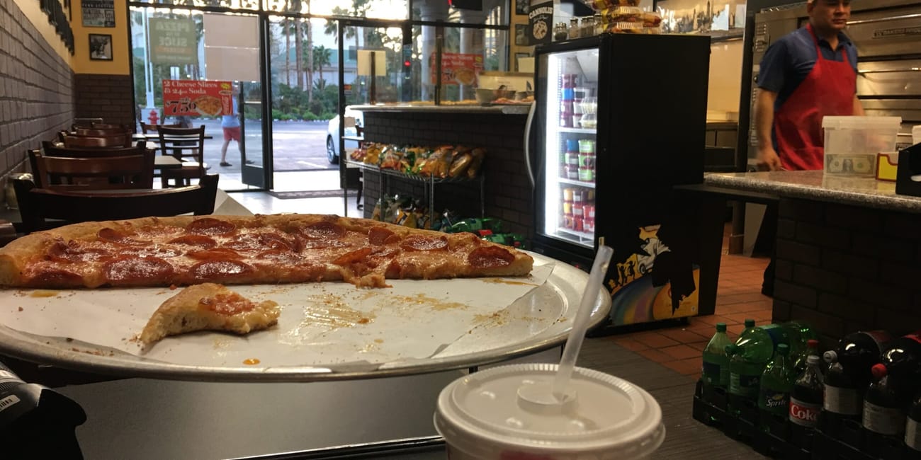 Wnętrze pizzerii w las vegas z dużą pepperoni pizzą na pierwszym planie.