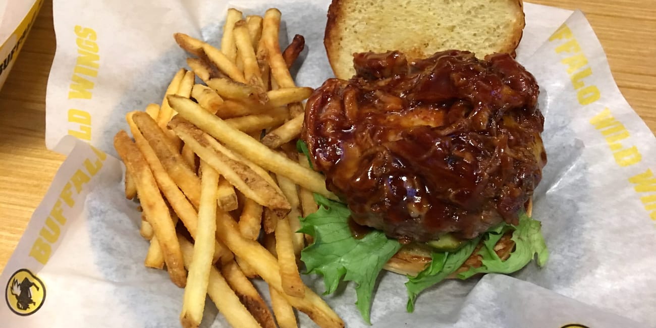 Burger z sosem barbecue i frytkami w buffalo wild wings w las vegas