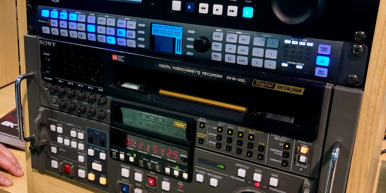 Sprzęt do montażu wideo blackmagic i sony na stoisku nab w las vegas